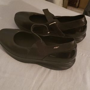 MBT, black wedges in perfect condition